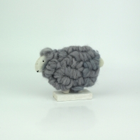 Ovce z vlny šedá 12x18cm