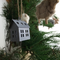 Ozdoba na vánoční stromeček - domeček hranatý 8x6x3cm