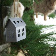 Ozdoba na vánoční stromeček - domeček hranatý 8x6x3cm