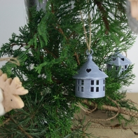 Ozdoba na vánoční stromeček - domeček kulatý 8cm