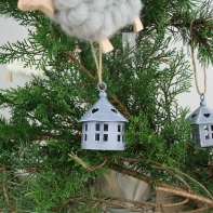 Ozdoba na vánoční stromeček - domeček kulatý 8cm