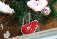 Ozdoba na vánoční stromeček - sob bílý 13x10cm