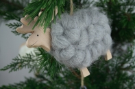 Ozdoba na vánoční stromeček - sob šedý 13x10cm