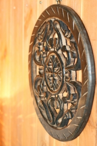 Ozdobný panel tmavé dřevo kulatý 26cm