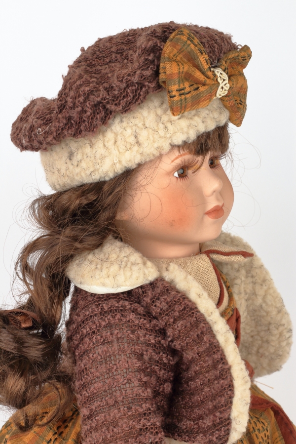 Panenka porcelánová s taškou 42 cm