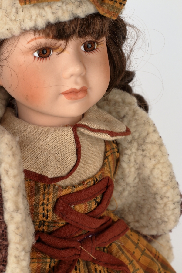 Panenka porcelánová s taškou 42 cm