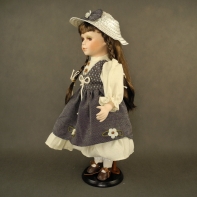 Panenka stojící 40 cm Ivanka