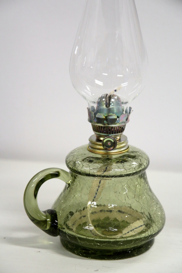 Petrolejová lampa práskané sklo s bílým cylindrem 34cm