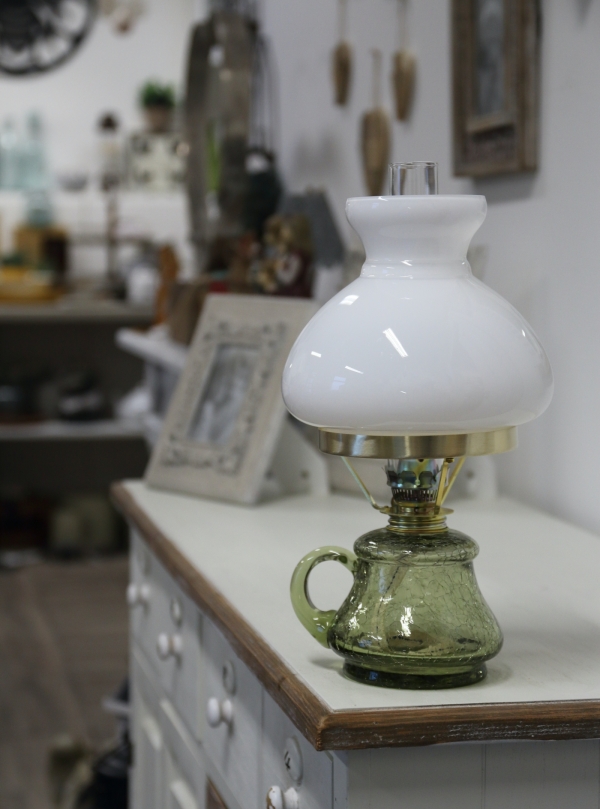 Petrolejová lampa práskané sklo s bílým cylindrem 34cm