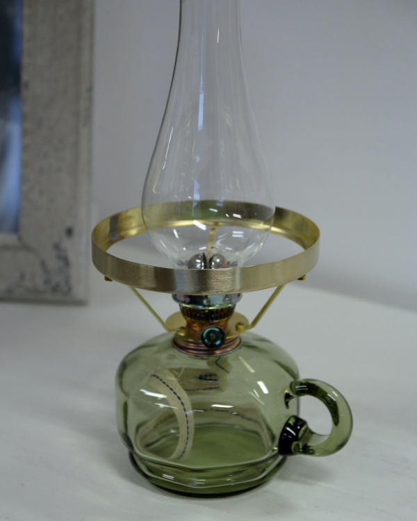 Petrolejová lampa v jemném zelenkavém odstínu
