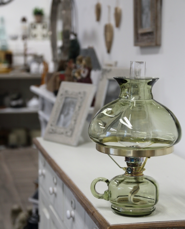 Petrolejová lampa v jemném zelenkavém odstínu