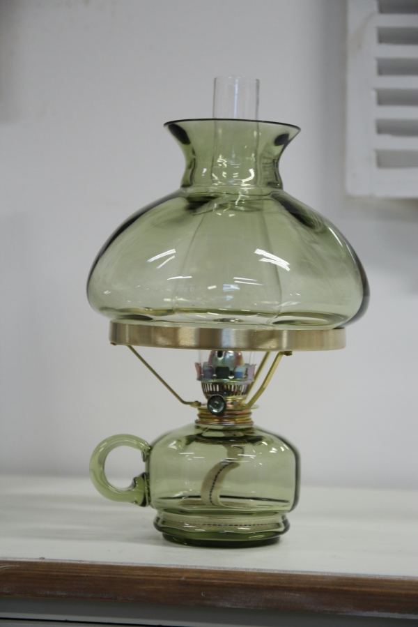 Petrolejová lampa v jemném zelenkavém odstínu