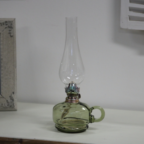Petrolejová lampa v jemném zelenkavém odstínu