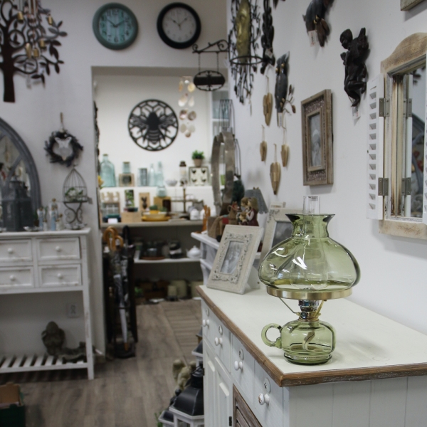 Petrolejová lampa v jemném zelenkavém odstínu