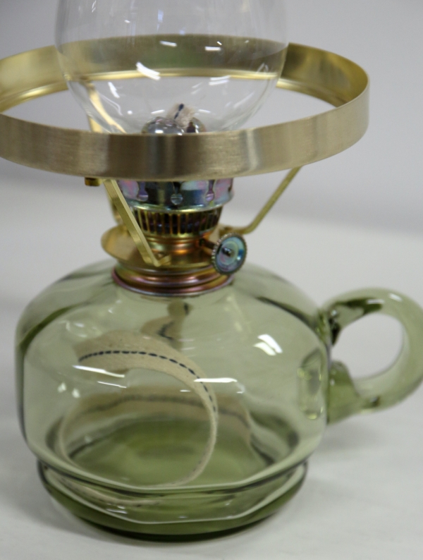 Petrolejová lampa v jemném zelenkavém odstínu