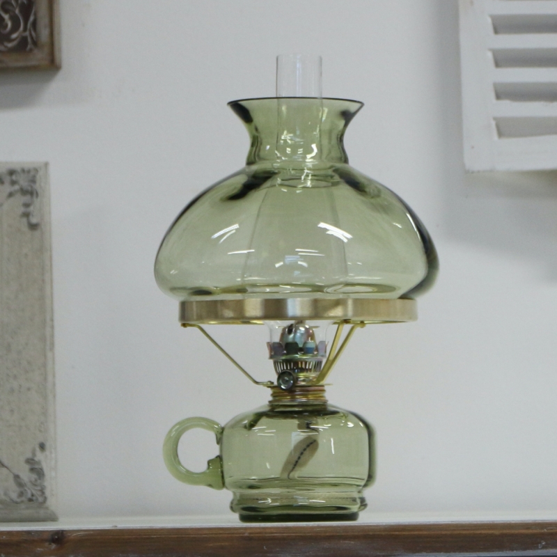 Petrolejová lampa v jemném zelenkavém odstínu