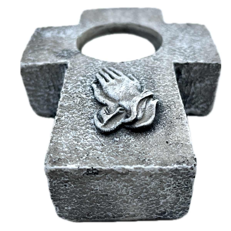 Pietní svícen na hrob – kříž se sepjatýma rukama 14 × 10 cm