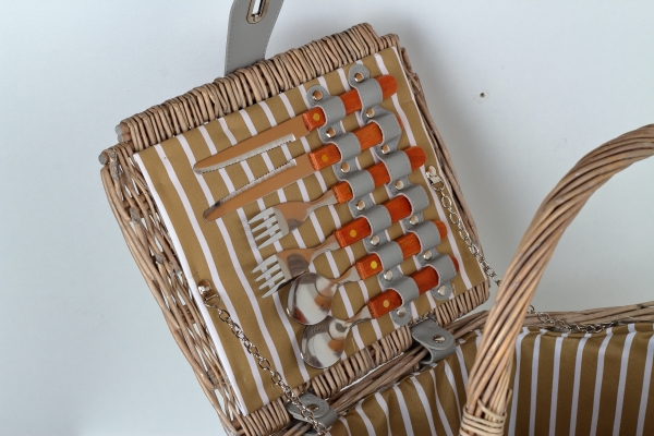 Piknik koš pro 4 osoby proutěný