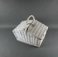 Piknikový koš - poškození jedné záklopky