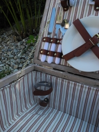 Piknikový koš pro 2 osoby - hnědé pruhy