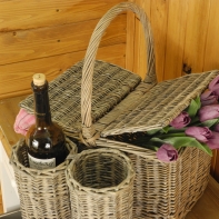 Piknikový koš s držáky na láhve vína
