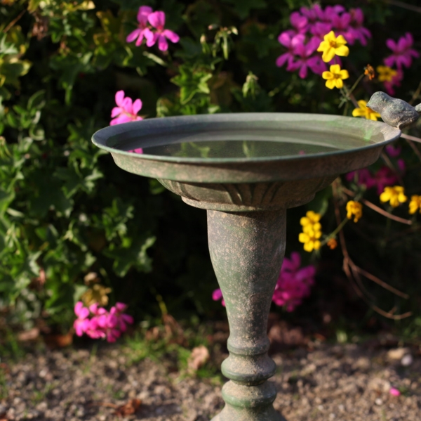 Pítko pro ptáky s podstavcem 23,9 x 23,9 x 34 cm kovové s patinou