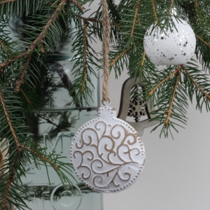 Plechová vánoční ozdoba koule s patinou 6cm