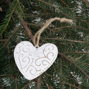 Plechová vánoční ozdoba srdce s patinou 7x6cm