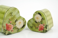 Plechové krabičky na dárky ve tvaru srdce 2ks 10x13cm