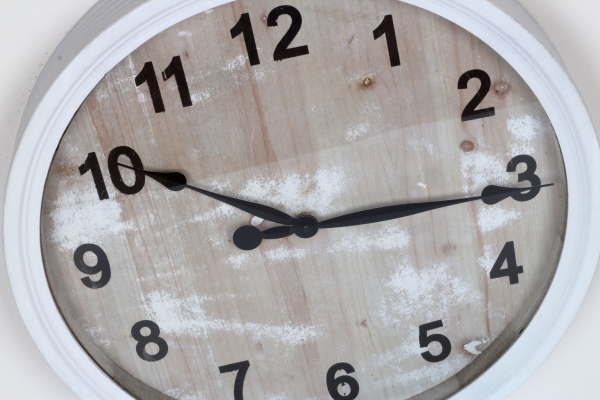 Plechové nástěnné hodiny bílé 50cm