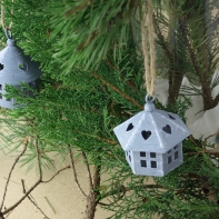 Plechový domeček 6-stran - vánoční dekorace 8cm