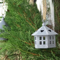 Plechový domeček 6-stran - vánoční dekorace 8cm