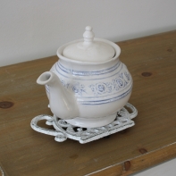 Podložka pod hrnec konvička bílá 19,7x15,5cm