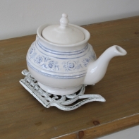 Podložka pod hrnec konvička bílá 19,7x15,5cm