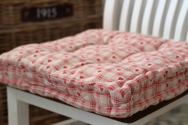 Podsedák na židli červené srce 45x45cm 