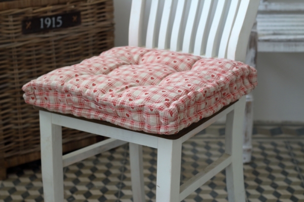 Podsedák na židli červené srce 45x45cm 