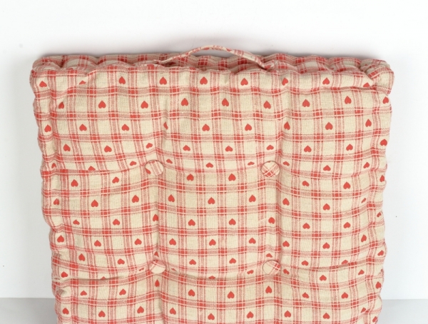 Podsedák na židli červené srce 45x45cm 