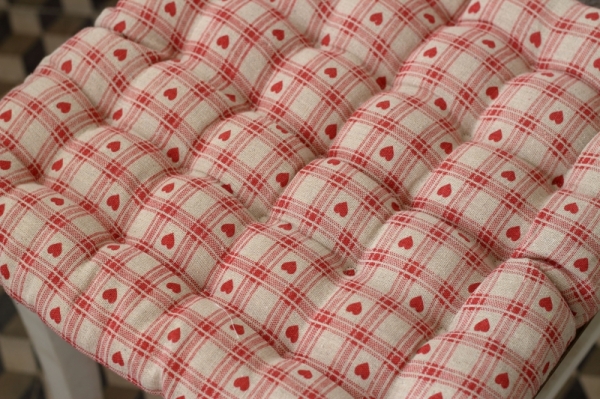 Podsedák na židli červené srdce 40x40cm 
