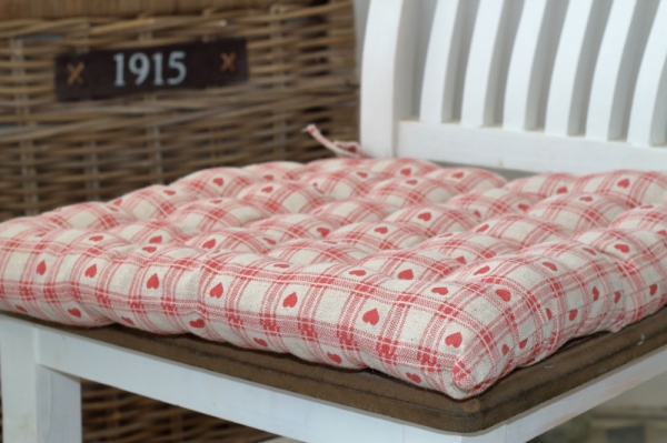 Podsedák na židli červené srdce 40x40cm 