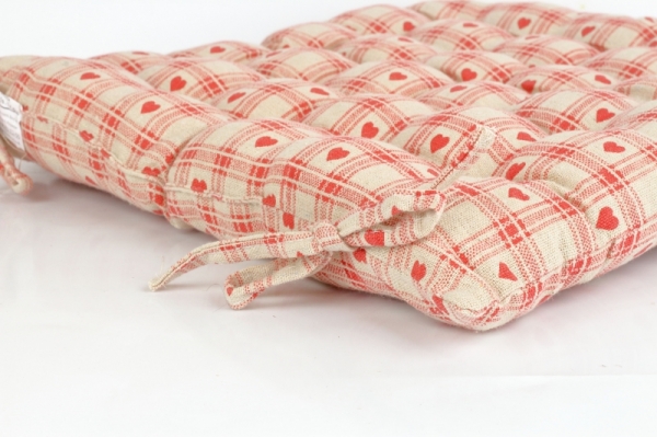 Podsedák na židli červené srdce 40x40cm 