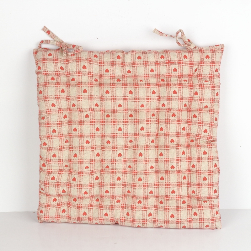 Podsedák na židli červené srdce 40x40cm 