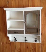 Police do kuchyně - poškozená