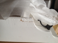 Police do kuchyně - poškozená