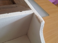 Police do kuchyně - poškozeni dek3293