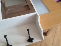 Police do kuchyně - poškozeni dek3293