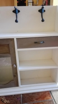 Police do kuchyně - skříňka bílá s dvířky a háčky 53x56x12cm - poškozená