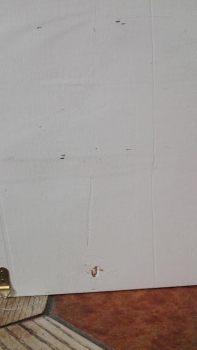 Police do kuchyně - skříňka bílá s dvířky a háčky 53x56x12cm - poškozená