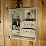 Polička na zeď malovaná