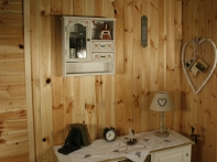 Polička na zeď malovaná