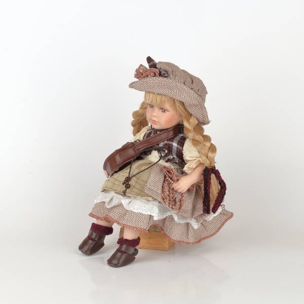 Porcelánová panenka 30cm sedící